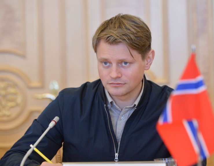 Перший заступник Голови Верховної Ради України Олександр Корнієнко провів робочу зустріч із депутатом Парламенту Норвегії, Головою Комітету з питань регламенту та захисту Конституції Стортингу Норвегії Петером Фрьоліхом.
Насамперед Олександр Корнієнко подякував за надважливу підтримку й допомогу з боку Норвегії. Сторони також обговорили важливі кроки на шляху до перемоги та поточну ситуацію в Україні.
У зустрічі також взяв участь заступник Голови Комітету Верховної Ради України з питань національної безпеки, оборони та розвідки Єгор Чернєв.
