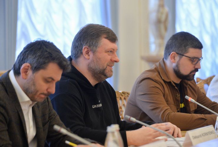 Перший заступник Голови Верховної Ради України Олександр Корнієнко провів робочу зустріч із депутатом Парламенту Норвегії, Головою Комітету з питань регламенту та захисту Конституції Стортингу Норвегії Петером Фрьоліхом.
Насамперед Олександр Корнієнко подякував за надважливу підтримку й допомогу з боку Норвегії. Сторони також обговорили важливі кроки на шляху до перемоги та поточну ситуацію в Україні.
У зустрічі також взяв участь заступник Голови Комітету Верховної Ради України з питань національної безпеки, оборони та розвідки Єгор Чернєв.
