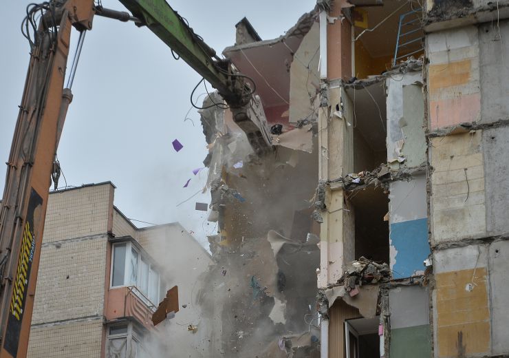 В Ірпені триває демонтаж двох висоток на вулиці Северинівській.  Ці будинки потрапили під мінометний обстріл під час повномасштабного вторгнення російських військ в Україну. Згодом запропонують новий проект будівництва з дотриманням нових державних будівельних норм.

Після демонтажу восьми поверхів будинку за адресою вул. Северинівська, 158 захисну конструкцію з бетонних блоків графіті британського вуличного художника Бенксі прибрали. Тепер для збереження його цілісності зображення візьмуть у металевий каркас та виріжуть.

За даними міської влади, в Ірпені вже знесли 60 приватних житлових будинків, які були зруйновані під час бойових дій та обстрілів російських окупантів. На цих територіях також повністю вивезли будівельне сміття.
