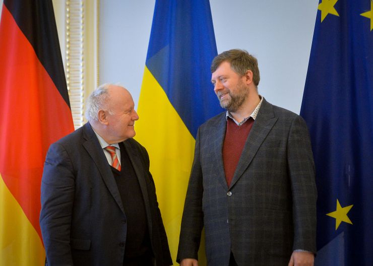 Перший заступник Голови Верховної Ради України Олександр Корнієнко провів робочу зустріч зі Спеціальним посланником з питань децентралізації, доброго врядування та державної служби Ґеорґом Мільбрадтом.
Ми бачимо великий потенціал у розвитку муніципального партнерства з Німеччиною», — акцентував Перший заступник Голови Парламенту, додавши, що Україна високо цінує наявні партнерства міст України та Німеччини, кількість яких зросла майже вдвічі: від 70 до 132. 
