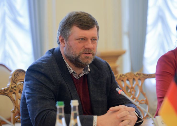 Перший заступник Голови Верховної Ради України Олександр Корнієнко провів робочу зустріч зі Спеціальним посланником з питань децентралізації, доброго врядування та державної служби Ґеорґом Мільбрадтом.
Ми бачимо великий потенціал у розвитку муніципального партнерства з Німеччиною», — акцентував Перший заступник Голови Парламенту, додавши, що Україна високо цінує наявні партнерства міст України та Німеччини, кількість яких зросла майже вдвічі: від 70 до 132. 
