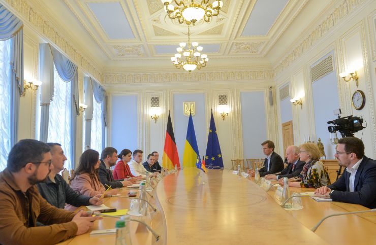 Перший заступник Голови Верховної Ради України Олександр Корнієнко провів робочу зустріч зі Спеціальним посланником з питань децентралізації, доброго врядування та державної служби Ґеорґом Мільбрадтом.
Ми бачимо великий потенціал у розвитку муніципального партнерства з Німеччиною», — акцентував Перший заступник Голови Парламенту, додавши, що Україна високо цінує наявні партнерства міст України та Німеччини, кількість яких зросла майже вдвічі: від 70 до 132. 
