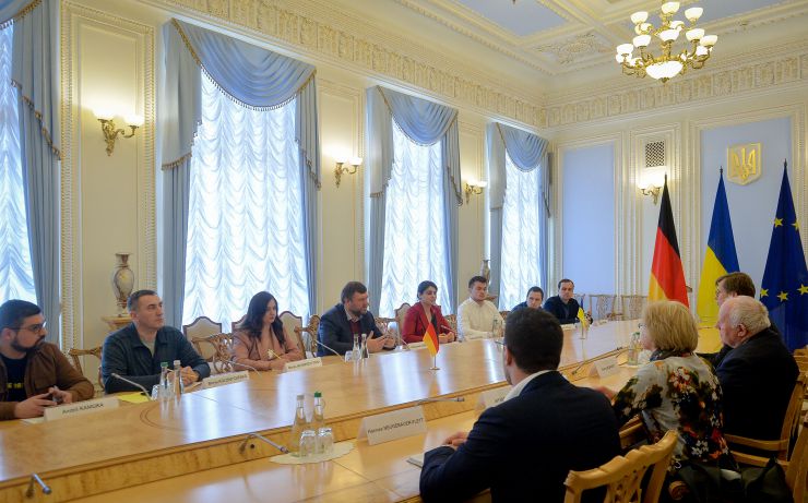 Перший заступник Голови Верховної Ради України Олександр Корнієнко провів робочу зустріч зі Спеціальним посланником з питань децентралізації, доброго врядування та державної служби Ґеорґом Мільбрадтом.
Ми бачимо великий потенціал у розвитку муніципального партнерства з Німеччиною», — акцентував Перший заступник Голови Парламенту, додавши, що Україна високо цінує наявні партнерства міст України та Німеччини, кількість яких зросла майже вдвічі: від 70 до 132. 
