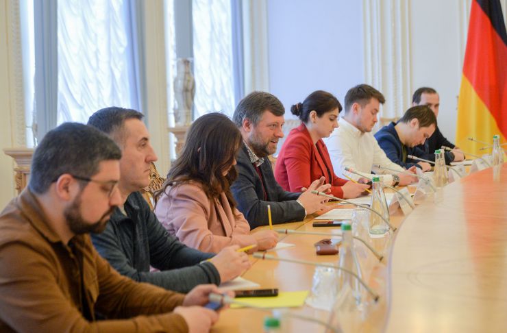Перший заступник Голови Верховної Ради України Олександр Корнієнко провів робочу зустріч зі Спеціальним посланником з питань децентралізації, доброго врядування та державної служби Ґеорґом Мільбрадтом.
Ми бачимо великий потенціал у розвитку муніципального партнерства з Німеччиною», — акцентував Перший заступник Голови Парламенту, додавши, що Україна високо цінує наявні партнерства міст України та Німеччини, кількість яких зросла майже вдвічі: від 70 до 132. 

