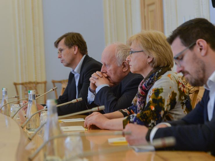 Перший заступник Голови Верховної Ради України Олександр Корнієнко провів робочу зустріч зі Спеціальним посланником з питань децентралізації, доброго врядування та державної служби Ґеорґом Мільбрадтом.
Ми бачимо великий потенціал у розвитку муніципального партнерства з Німеччиною», — акцентував Перший заступник Голови Парламенту, додавши, що Україна високо цінує наявні партнерства міст України та Німеччини, кількість яких зросла майже вдвічі: від 70 до 132. 
