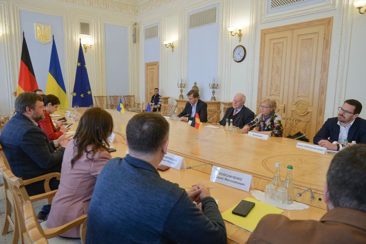 Перший заступник Голови Верховної Ради України Олександр Корнієнко провів робочу зустріч зі Спеціальним посланником з питань децентралізації, доброго врядування та державної служби Ґеорґом Мільбрадтом.
Ми бачимо великий потенціал у розвитку муніципального партнерства з Німеччиною», — акцентував Перший заступник Голови Парламенту, додавши, що Україна високо цінує наявні партнерства міст України та Німеччини, кількість яких зросла майже вдвічі: від 70 до 132. 
