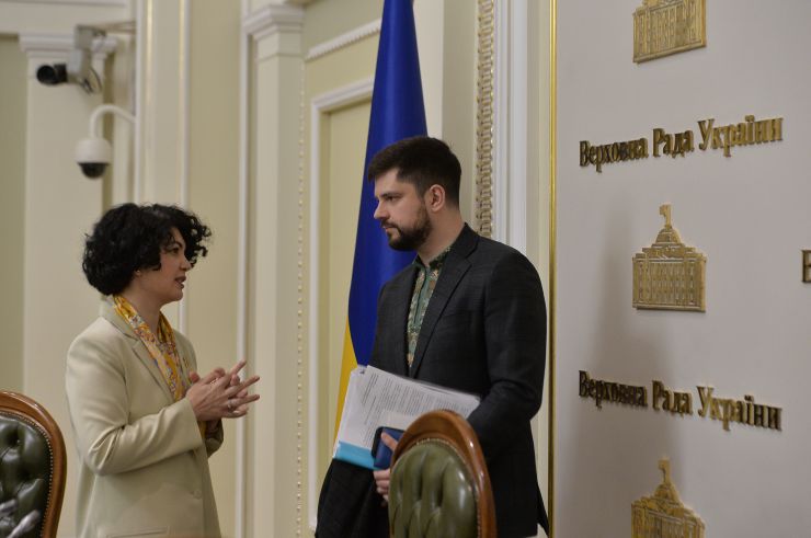 У парламенті за участі Першого заступника Голови Верховної Ради України Олександра Корнієнка відбулась презентація стратегії першочергових кроків держави після деокупації Автономної Республіки Крим та м. Севастополя.
Представляючи стратегію, Постійна представниця Президента в АР Крим Таміла Ташева зауважила, що документ наразі складається з блоків питань.
Свої зауваження та пропозиції змогли запропонувати й народні депутати. Зокрема, голова Комітету з питань правоохоронної діяльності Сергій Іонушас повідомив, що нині при комітеті працює робоча група, яка досліджує питання кримінальної відповідальності за колабораціонізм.
