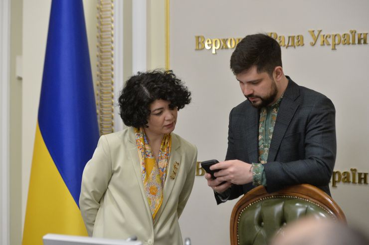 У парламенті за участі Першого заступника Голови Верховної Ради України Олександра Корнієнка відбулась презентація стратегії першочергових кроків держави після деокупації Автономної Республіки Крим та м. Севастополя.
Представляючи стратегію, Постійна представниця Президента в АР Крим Таміла Ташева зауважила, що документ наразі складається з блоків питань.
Свої зауваження та пропозиції змогли запропонувати й народні депутати. Зокрема, голова Комітету з питань правоохоронної діяльності Сергій Іонушас повідомив, що нині при комітеті працює робоча група, яка досліджує питання кримінальної відповідальності за колабораціонізм.
