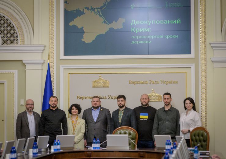 У парламенті за участі Першого заступника Голови Верховної Ради України Олександра Корнієнка відбулась презентація стратегії першочергових кроків держави після деокупації Автономної Республіки Крим та м. Севастополя.
Представляючи стратегію, Постійна представниця Президента в АР Крим Таміла Ташева зауважила, що документ наразі складається з блоків питань.
Свої зауваження та пропозиції змогли запропонувати й народні депутати. Зокрема, голова Комітету з питань правоохоронної діяльності Сергій Іонушас повідомив, що нині при комітеті працює робоча група, яка досліджує питання кримінальної відповідальності за колабораціонізм.
