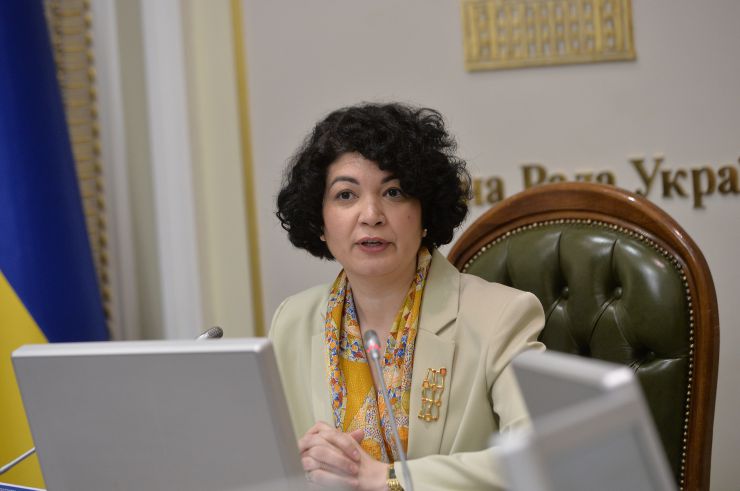 У парламенті за участі Першого заступника Голови Верховної Ради України Олександра Корнієнка відбулась презентація стратегії першочергових кроків держави після деокупації Автономної Республіки Крим та м. Севастополя.
Представляючи стратегію, Постійна представниця Президента в АР Крим Таміла Ташева зауважила, що документ наразі складається з блоків питань.
Свої зауваження та пропозиції змогли запропонувати й народні депутати. Зокрема, голова Комітету з питань правоохоронної діяльності Сергій Іонушас повідомив, що нині при комітеті працює робоча група, яка досліджує питання кримінальної відповідальності за колабораціонізм.
