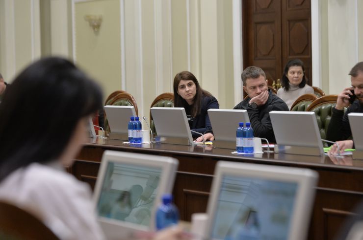 У парламенті за участі Першого заступника Голови Верховної Ради України Олександра Корнієнка відбулась презентація стратегії першочергових кроків держави після деокупації Автономної Республіки Крим та м. Севастополя.
Представляючи стратегію, Постійна представниця Президента в АР Крим Таміла Ташева зауважила, що документ наразі складається з блоків питань.
Свої зауваження та пропозиції змогли запропонувати й народні депутати. Зокрема, голова Комітету з питань правоохоронної діяльності Сергій Іонушас повідомив, що нині при комітеті працює робоча група, яка досліджує питання кримінальної відповідальності за колабораціонізм.
