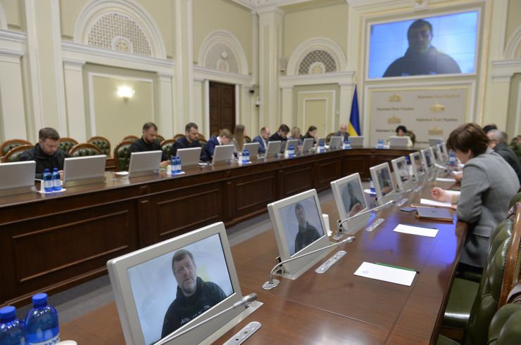 У парламенті за участі Першого заступника Голови Верховної Ради України Олександра Корнієнка відбулась презентація стратегії першочергових кроків держави після деокупації Автономної Республіки Крим та м. Севастополя.
Представляючи стратегію, Постійна представниця Президента в АР Крим Таміла Ташева зауважила, що документ наразі складається з блоків питань.
Свої зауваження та пропозиції змогли запропонувати й народні депутати. Зокрема, голова Комітету з питань правоохоронної діяльності Сергій Іонушас повідомив, що нині при комітеті працює робоча група, яка досліджує питання кримінальної відповідальності за колабораціонізм.
