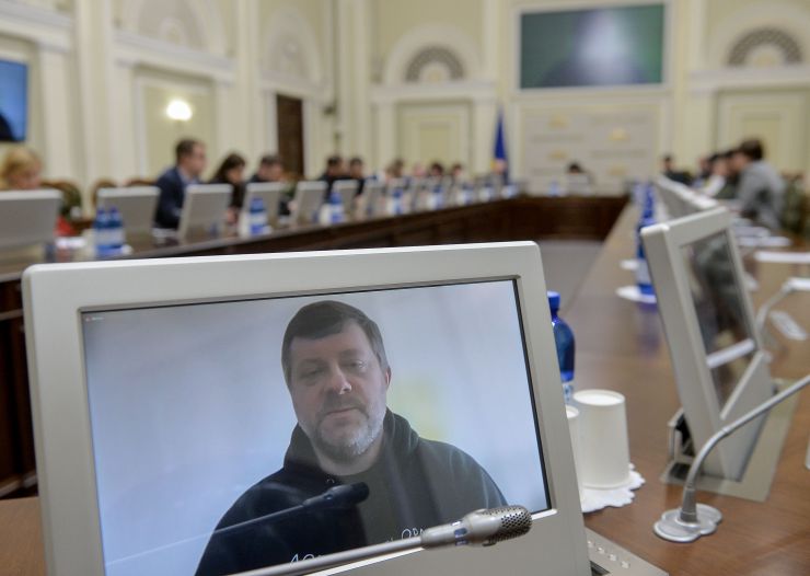 У парламенті за участі Першого заступника Голови Верховної Ради України Олександра Корнієнка відбулась презентація стратегії першочергових кроків держави після деокупації Автономної Республіки Крим та м. Севастополя.
Представляючи стратегію, Постійна представниця Президента в АР Крим Таміла Ташева зауважила, що документ наразі складається з блоків питань.
Свої зауваження та пропозиції змогли запропонувати й народні депутати. Зокрема, голова Комітету з питань правоохоронної діяльності Сергій Іонушас повідомив, що нині при комітеті працює робоча група, яка досліджує питання кримінальної відповідальності за колабораціонізм.
