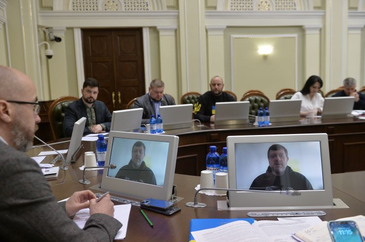 У парламенті за участі Першого заступника Голови Верховної Ради України Олександра Корнієнка відбулась презентація стратегії першочергових кроків держави після деокупації Автономної Республіки Крим та м. Севастополя.
Представляючи стратегію, Постійна представниця Президента в АР Крим Таміла Ташева зауважила, що документ наразі складається з блоків питань.
Свої зауваження та пропозиції змогли запропонувати й народні депутати. Зокрема, голова Комітету з питань правоохоронної діяльності Сергій Іонушас повідомив, що нині при комітеті працює робоча група, яка досліджує питання кримінальної відповідальності за колабораціонізм.

