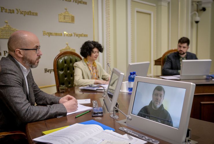 У парламенті за участі Першого заступника Голови Верховної Ради України Олександра Корнієнка відбулась презентація стратегії першочергових кроків держави після деокупації Автономної Республіки Крим та м. Севастополя.
Представляючи стратегію, Постійна представниця Президента в АР Крим Таміла Ташева зауважила, що документ наразі складається з блоків питань.
Свої зауваження та пропозиції змогли запропонувати й народні депутати. Зокрема, голова Комітету з питань правоохоронної діяльності Сергій Іонушас повідомив, що нині при комітеті працює робоча група, яка досліджує питання кримінальної відповідальності за колабораціонізм.
