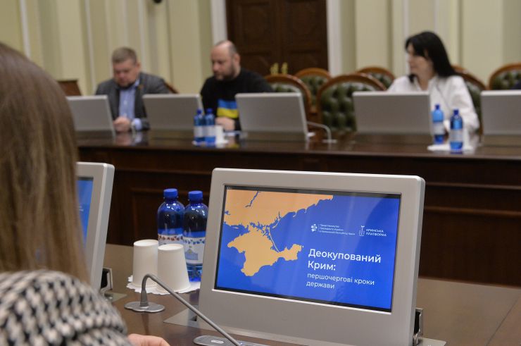 У парламенті за участі Першого заступника Голови Верховної Ради України Олександра Корнієнка відбулась презентація стратегії першочергових кроків держави після деокупації Автономної Республіки Крим та м. Севастополя.
Представляючи стратегію, Постійна представниця Президента в АР Крим Таміла Ташева зауважила, що документ наразі складається з блоків питань.
Свої зауваження та пропозиції змогли запропонувати й народні депутати. Зокрема, голова Комітету з питань правоохоронної діяльності Сергій Іонушас повідомив, що нині при комітеті працює робоча група, яка досліджує питання кримінальної відповідальності за колабораціонізм.
