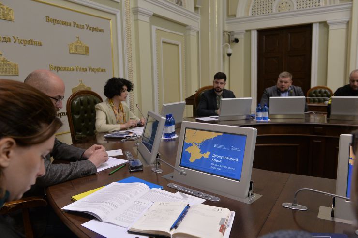У парламенті за участі Першого заступника Голови Верховної Ради України Олександра Корнієнка відбулась презентація стратегії першочергових кроків держави після деокупації Автономної Республіки Крим та м. Севастополя.
Представляючи стратегію, Постійна представниця Президента в АР Крим Таміла Ташева зауважила, що документ наразі складається з блоків питань.
Свої зауваження та пропозиції змогли запропонувати й народні депутати. Зокрема, голова Комітету з питань правоохоронної діяльності Сергій Іонушас повідомив, що нині при комітеті працює робоча група, яка досліджує питання кримінальної відповідальності за колабораціонізм.
