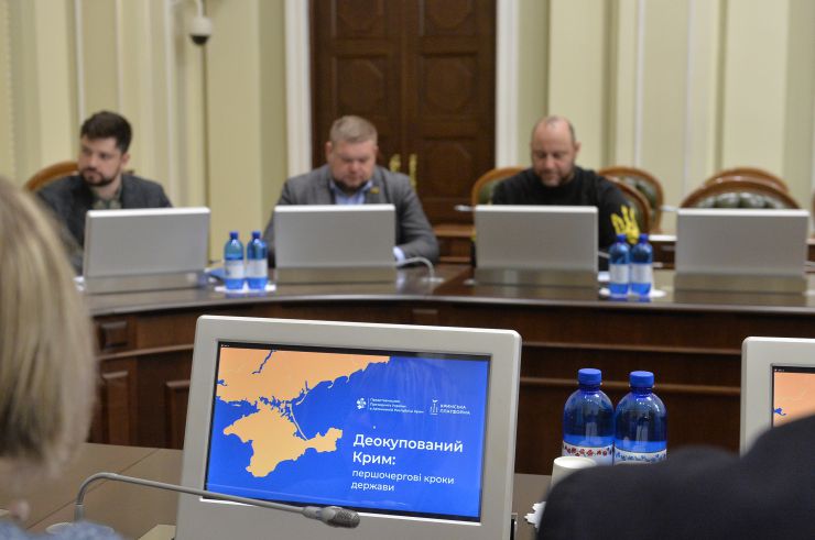 У парламенті за участі Першого заступника Голови Верховної Ради України Олександра Корнієнка відбулась презентація стратегії першочергових кроків держави після деокупації Автономної Республіки Крим та м. Севастополя.
Представляючи стратегію, Постійна представниця Президента в АР Крим Таміла Ташева зауважила, що документ наразі складається з блоків питань.
Свої зауваження та пропозиції змогли запропонувати й народні депутати. Зокрема, голова Комітету з питань правоохоронної діяльності Сергій Іонушас повідомив, що нині при комітеті працює робоча група, яка досліджує питання кримінальної відповідальності за колабораціонізм.
