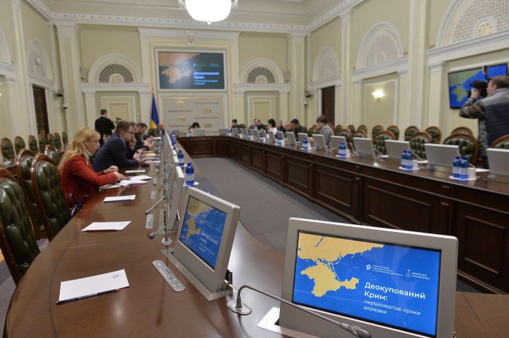 У парламенті за участі Першого заступника Голови Верховної Ради України Олександра Корнієнка відбулась презентація стратегії першочергових кроків держави після деокупації Автономної Республіки Крим та м. Севастополя.
Представляючи стратегію, Постійна представниця Президента в АР Крим Таміла Ташева зауважила, що документ наразі складається з блоків питань.
Свої зауваження та пропозиції змогли запропонувати й народні депутати. Зокрема, голова Комітету з питань правоохоронної діяльності Сергій Іонушас повідомив, що нині при комітеті працює робоча група, яка досліджує питання кримінальної відповідальності за колабораціонізм.
