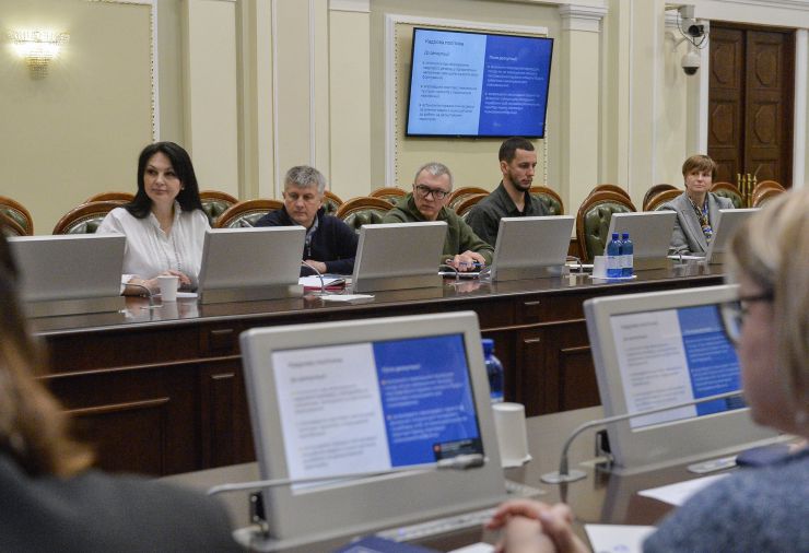 У парламенті за участі Першого заступника Голови Верховної Ради України Олександра Корнієнка відбулась презентація стратегії першочергових кроків держави після деокупації Автономної Республіки Крим та м. Севастополя.
Представляючи стратегію, Постійна представниця Президента в АР Крим Таміла Ташева зауважила, що документ наразі складається з блоків питань.
Свої зауваження та пропозиції змогли запропонувати й народні депутати. Зокрема, голова Комітету з питань правоохоронної діяльності Сергій Іонушас повідомив, що нині при комітеті працює робоча група, яка досліджує питання кримінальної відповідальності за колабораціонізм.
