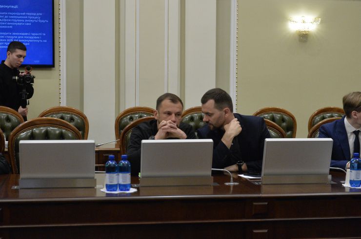 У парламенті за участі Першого заступника Голови Верховної Ради України Олександра Корнієнка відбулась презентація стратегії першочергових кроків держави після деокупації Автономної Республіки Крим та м. Севастополя.
Представляючи стратегію, Постійна представниця Президента в АР Крим Таміла Ташева зауважила, що документ наразі складається з блоків питань.
Свої зауваження та пропозиції змогли запропонувати й народні депутати. Зокрема, голова Комітету з питань правоохоронної діяльності Сергій Іонушас повідомив, що нині при комітеті працює робоча група, яка досліджує питання кримінальної відповідальності за колабораціонізм.
