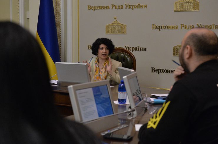 У парламенті за участі Першого заступника Голови Верховної Ради України Олександра Корнієнка відбулась презентація стратегії першочергових кроків держави після деокупації Автономної Республіки Крим та м. Севастополя.
Представляючи стратегію, Постійна представниця Президента в АР Крим Таміла Ташева зауважила, що документ наразі складається з блоків питань.
Свої зауваження та пропозиції змогли запропонувати й народні депутати. Зокрема, голова Комітету з питань правоохоронної діяльності Сергій Іонушас повідомив, що нині при комітеті працює робоча група, яка досліджує питання кримінальної відповідальності за колабораціонізм.
