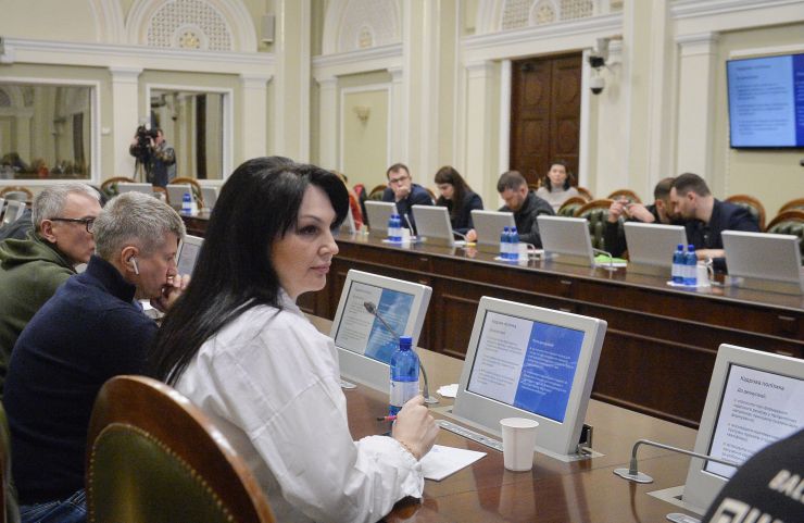 У парламенті за участі Першого заступника Голови Верховної Ради України Олександра Корнієнка відбулась презентація стратегії першочергових кроків держави після деокупації Автономної Республіки Крим та м. Севастополя.
Представляючи стратегію, Постійна представниця Президента в АР Крим Таміла Ташева зауважила, що документ наразі складається з блоків питань.
Свої зауваження та пропозиції змогли запропонувати й народні депутати. Зокрема, голова Комітету з питань правоохоронної діяльності Сергій Іонушас повідомив, що нині при комітеті працює робоча група, яка досліджує питання кримінальної відповідальності за колабораціонізм.

