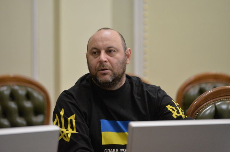 У парламенті за участі Першого заступника Голови Верховної Ради України Олександра Корнієнка відбулась презентація стратегії першочергових кроків держави після деокупації Автономної Республіки Крим та м. Севастополя.
Представляючи стратегію, Постійна представниця Президента в АР Крим Таміла Ташева зауважила, що документ наразі складається з блоків питань.
Свої зауваження та пропозиції змогли запропонувати й народні депутати. Зокрема, голова Комітету з питань правоохоронної діяльності Сергій Іонушас повідомив, що нині при комітеті працює робоча група, яка досліджує питання кримінальної відповідальності за колабораціонізм.
