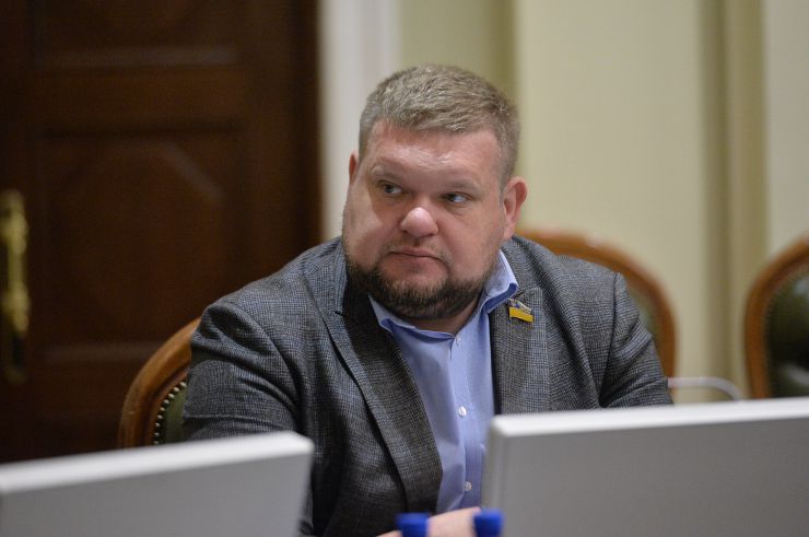 У парламенті за участі Першого заступника Голови Верховної Ради України Олександра Корнієнка відбулась презентація стратегії першочергових кроків держави після деокупації Автономної Республіки Крим та м. Севастополя.
Представляючи стратегію, Постійна представниця Президента в АР Крим Таміла Ташева зауважила, що документ наразі складається з блоків питань.
Свої зауваження та пропозиції змогли запропонувати й народні депутати. Зокрема, голова Комітету з питань правоохоронної діяльності Сергій Іонушас повідомив, що нині при комітеті працює робоча група, яка досліджує питання кримінальної відповідальності за колабораціонізм.
