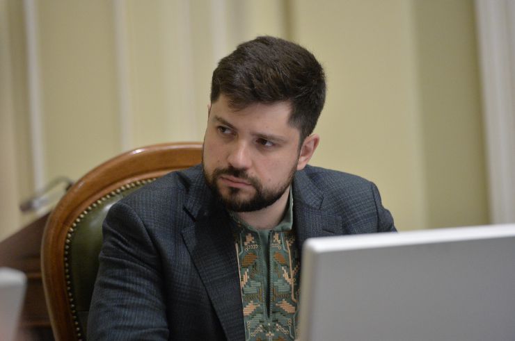 У парламенті за участі Першого заступника Голови Верховної Ради України Олександра Корнієнка відбулась презентація стратегії першочергових кроків держави після деокупації Автономної Республіки Крим та м. Севастополя.
Представляючи стратегію, Постійна представниця Президента в АР Крим Таміла Ташева зауважила, що документ наразі складається з блоків питань.
Свої зауваження та пропозиції змогли запропонувати й народні депутати. Зокрема, голова Комітету з питань правоохоронної діяльності Сергій Іонушас повідомив, що нині при комітеті працює робоча група, яка досліджує питання кримінальної відповідальності за колабораціонізм.
