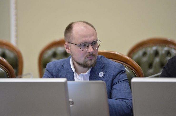 У парламенті за участі Першого заступника Голови Верховної Ради України Олександра Корнієнка відбулась презентація стратегії першочергових кроків держави після деокупації Автономної Республіки Крим та м. Севастополя.
Представляючи стратегію, Постійна представниця Президента в АР Крим Таміла Ташева зауважила, що документ наразі складається з блоків питань.
Свої зауваження та пропозиції змогли запропонувати й народні депутати. Зокрема, голова Комітету з питань правоохоронної діяльності Сергій Іонушас повідомив, що нині при комітеті працює робоча група, яка досліджує питання кримінальної відповідальності за колабораціонізм.
