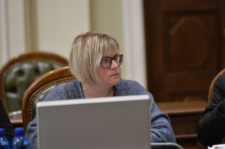 У парламенті за участі Першого заступника Голови Верховної Ради України Олександра Корнієнка відбулась презентація стратегії першочергових кроків держави після деокупації Автономної Республіки Крим та м. Севастополя.
Представляючи стратегію, Постійна представниця Президента в АР Крим Таміла Ташева зауважила, що документ наразі складається з блоків питань.
Свої зауваження та пропозиції змогли запропонувати й народні депутати. Зокрема, голова Комітету з питань правоохоронної діяльності Сергій Іонушас повідомив, що нині при комітеті працює робоча група, яка досліджує питання кримінальної відповідальності за колабораціонізм.
