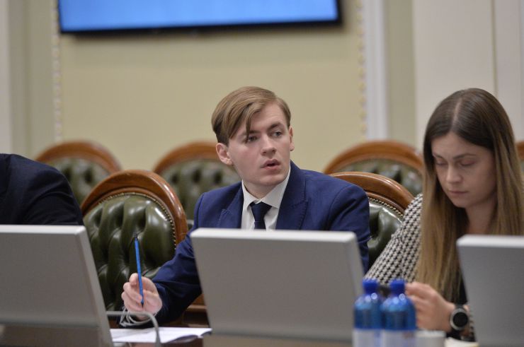 У парламенті за участі Першого заступника Голови Верховної Ради України Олександра Корнієнка відбулась презентація стратегії першочергових кроків держави після деокупації Автономної Республіки Крим та м. Севастополя.
Представляючи стратегію, Постійна представниця Президента в АР Крим Таміла Ташева зауважила, що документ наразі складається з блоків питань.
Свої зауваження та пропозиції змогли запропонувати й народні депутати. Зокрема, голова Комітету з питань правоохоронної діяльності Сергій Іонушас повідомив, що нині при комітеті працює робоча група, яка досліджує питання кримінальної відповідальності за колабораціонізм.
