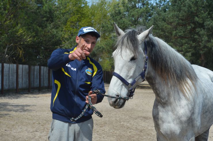 Соціальне ранчо «Horse Paradise» (Кінний рай), яке розмістилося в Пірнівській громаді, що на Київщині. Реабілітація коней.
Поблизу кордону Київської та Чернігівської областей понад місяць тому відкрилось нестандартне господарство - соціальне ранчо. 

Його співзасновниці - дві коневласниці  Галина Нагорна та Ксенія Березна. До війни кожна з них працювали за фахом - в журналістиці та фінансовій справі, для обох коні були виключно як хобі. Однак, повномасштабне вторгнення росії змінило життя кожної. Засновниці ранчо сконцентрували свої зусилля на порятунку і утриманні цих тварин. 

Зараз на ранчо мешкає 8 врятованих від війни коней і одне місячне лоша. 

Передусім, це коні зі спорту або ж яких селекційнували для спорту. 

Під час окупації на Київщині та на сході країни чимало спортивних стаєнь було зруйновано. Кадри розбомбленої конюшні в Бучі облетіли весь світ. Рашисти не шкодували нікого. У тому числі коней. Десятки спортивних коней були спалені заживо. 

Тому, якщо є можливість рятувати і зберігати життя цих тварин - то варто робити, переконані співзасновниці.

