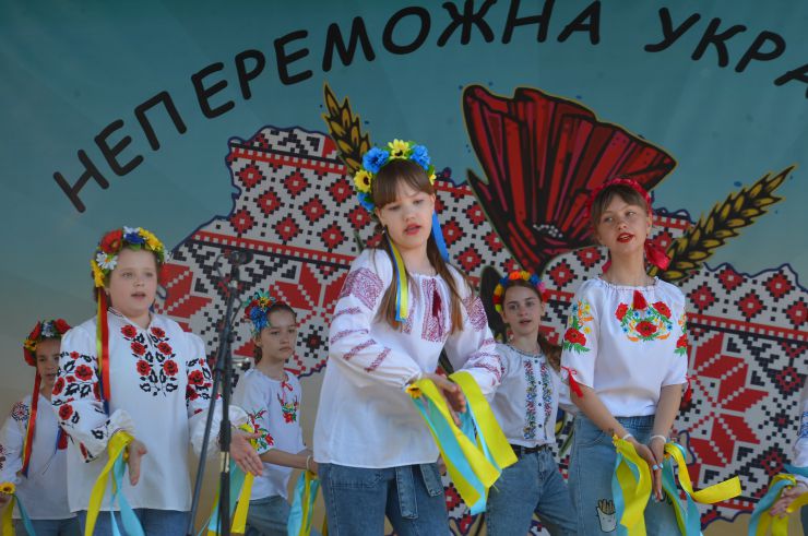Близько 50 виконавців та творчих колективів взяли участь у фестивалі «Непереможна Україна», що відбувся на Київшині у Немішаївському фаховому коледжі НУБіП. Глядачам подарували прекрасні емоції досвідчені та зовсім юні артисти из Києва, Білої Церкви, Немішаєвого, Клавдієвого, Микуличів, Мощуна,  Макарова та Бородянки. Організатори фестивалю наголошували на його благочинній меті – під час заходу збирали кошти на допомогу ЗСУ.  Передусім поклали квіти до «Стели Пам’яті і Незламності Українського Народу», а потім запросили на сцену родини працівників коледжу, які  зі зброєю в руках бронять рідну землю. 