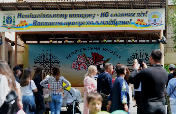 Близько 50 виконавців та творчих колективів взяли участь у фестивалі «Непереможна Україна», що відбувся на Київшині у Немішаївському фаховому коледжі НУБіП. Глядачам подарували прекрасні емоції досвідчені та зовсім юні артисти из Києва, Білої Церкви, Немішаєвого, Клавдієвого, Микуличів, Мощуна,  Макарова та Бородянки. Організатори фестивалю наголошували на його благочинній меті – під час заходу збирали кошти на допомогу ЗСУ.  Передусім поклали квіти до «Стели Пам’яті і Незламності Українського Народу», а потім запросили на сцену родини працівників коледжу, які  зі зброєю в руках бронять рідну землю. 