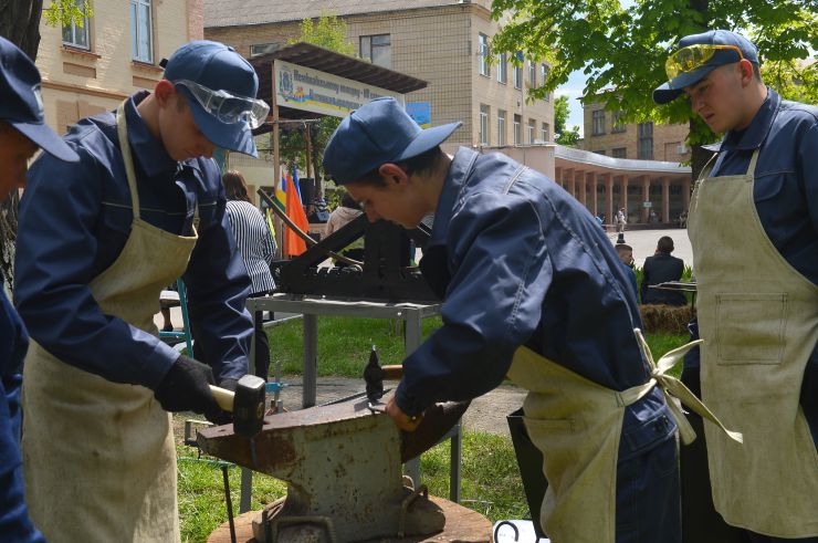 Близько 50 виконавців та творчих колективів взяли участь у фестивалі «Непереможна Україна», що відбувся на Київшині у Немішаївському фаховому коледжі НУБіП. Глядачам подарували прекрасні емоції досвідчені та зовсім юні артисти из Києва, Білої Церкви, Немішаєвого, Клавдієвого, Микуличів, Мощуна,  Макарова та Бородянки. Організатори фестивалю наголошували на його благочинній меті – під час заходу збирали кошти на допомогу ЗСУ.  Передусім поклали квіти до «Стели Пам’яті і Незламності Українського Народу», а потім запросили на сцену родини працівників коледжу, які  зі зброєю в руках бронять рідну землю. 