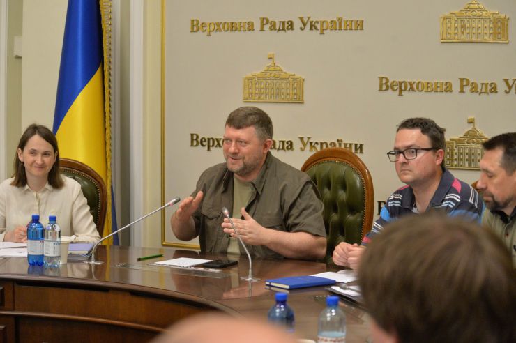 Під головуванням Першого заступника Голови Верховної Ради України Олександра Корнієнко відбулася нарада «Пріоритети зовнішньої політики України. Міжпарламентські механізми взаємодії» для активізації та покращення координації міжпарламентського співробітництва за участі: народних депутатів України - голів/співголів _депутатських груп Верховної Ради України з міжпарламентських звʼязків з іноземними державами, представників профільних комітетів, Міністерства закордонних справ, Міністерства розвитку громад, територій та інфраструктури України (Мінвідновлення)