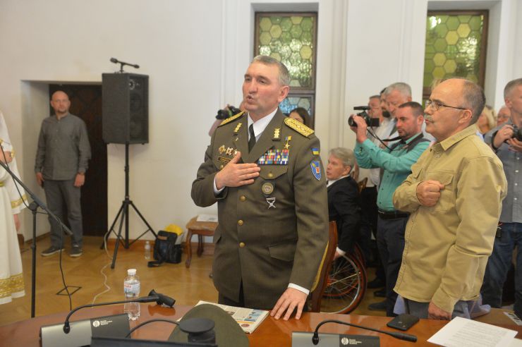 Вручення нагороди «Хрест громадянських заслуг».