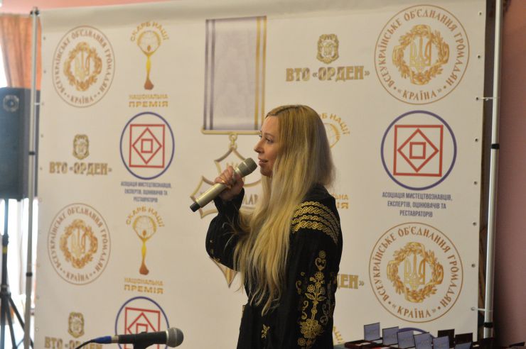 Вручення нагороди «Хрест громадянських заслуг».