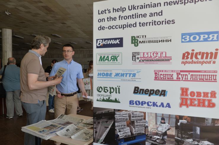 У вестибюлі станції Київського метрополітену 