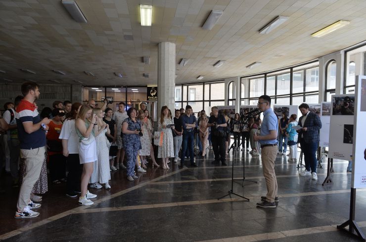 У вестибюлі станції Київського метрополітену 
