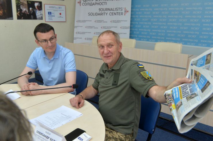 Командувач Об’єднаних сил ЗСУ генерал-лейтенант Сергій Наєв за поданням НСЖУ нагородив українських журналістів військовими відзнаками.
Зокрема, нагрудним знаком «За службу і звитягу» відзначено фотокореспондентів Андрія Нестеренка, Павла Багмута, Яна Доброносова, редакторів місцевих видань Олексія Пасюгу, Олександра Пасічника, Костянтина Григоренка, Світлану Карпенко, Віталія Чорненького, воєнних журналісток Юрію Суркову, Марію Ковальову, співкоординаторку Центру журналістської солідарності Валентину Манжуру, виконавчого директора Академії української преси Андрія Коваленка, голову НСЖУ Сергія Томіленка.
Цією нагородою також відзначено журналістів Сергія Брагу, Олександра Клименка, Анатолія Горлова (посмертно), Олександра Пилипця, Віктора Сороку, Іванну Куровець, Віталія Суддю, Олену Павленко, Сергія Демського, Анастасію Скоблюк, Павла Куща, Лілію Стрілець.
За поданням НСЖУ Подякою Командувача Об’єднаних сил ЗСУ нагороджено Євгена Лопушинського («Вечірній Київ»), Іванну Рудишин (члена НСЖУ, Луцьк), Світлану Ісаченко (Центр журналістської солідарності в Чернівцях), Максима Степанова (прес-центр НСЖУ), Інну Косянчук (газета «Слово», Вишгород), Ольгу Гончар (Кривий Ріг), Ірину Ситнік (Петропавлівка Дніпропетровської області), Ольгу Звонарьову (Запоріжжя), Олега Шверненка (Кропивницький), Людмилу Босик (Рівненська область), Олексія Ковальчука (голову Дніпропетровської облорганізації НСЖУ), Михайла Сороку (голову Київської облорганізації НСЖУ).
Крім того, Подякою Об’єднаних сил ЗСУ нагороджено колективи газет «Урядовий кур’єр» і «Голос України», журналістів Павла Бебу, Олександра Крючкова, Олександра Вертіля, Ольгу Кирилову, Ольгу Вауліну, Олексія Кустовського, Світлану Чорну.
