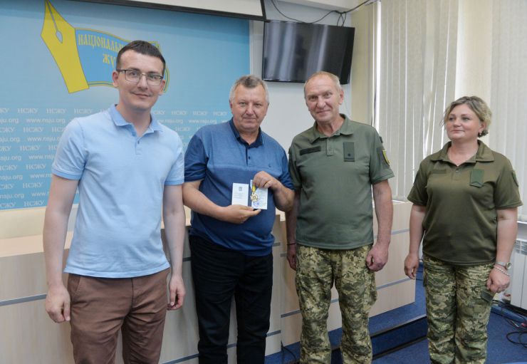 Командувач Об’єднаних сил ЗСУ генерал-лейтенант Сергій Наєв за поданням НСЖУ нагородив українських журналістів військовими відзнаками.
Зокрема, нагрудним знаком «За службу і звитягу» відзначено фотокореспондентів Андрія Нестеренка, Павла Багмута, Яна Доброносова, редакторів місцевих видань Олексія Пасюгу, Олександра Пасічника, Костянтина Григоренка, Світлану Карпенко, Віталія Чорненького, воєнних журналісток Юрію Суркову, Марію Ковальову, співкоординаторку Центру журналістської солідарності Валентину Манжуру, виконавчого директора Академії української преси Андрія Коваленка, голову НСЖУ Сергія Томіленка.
Цією нагородою також відзначено журналістів Сергія Брагу, Олександра Клименка, Анатолія Горлова (посмертно), Олександра Пилипця, Віктора Сороку, Іванну Куровець, Віталія Суддю, Олену Павленко, Сергія Демського, Анастасію Скоблюк, Павла Куща, Лілію Стрілець.
За поданням НСЖУ Подякою Командувача Об’єднаних сил ЗСУ нагороджено Євгена Лопушинського («Вечірній Київ»), Іванну Рудишин (члена НСЖУ, Луцьк), Світлану Ісаченко (Центр журналістської солідарності в Чернівцях), Максима Степанова (прес-центр НСЖУ), Інну Косянчук (газета «Слово», Вишгород), Ольгу Гончар (Кривий Ріг), Ірину Ситнік (Петропавлівка Дніпропетровської області), Ольгу Звонарьову (Запоріжжя), Олега Шверненка (Кропивницький), Людмилу Босик (Рівненська область), Олексія Ковальчука (голову Дніпропетровської облорганізації НСЖУ), Михайла Сороку (голову Київської облорганізації НСЖУ).
Крім того, Подякою Об’єднаних сил ЗСУ нагороджено колективи газет «Урядовий кур’єр» і «Голос України», журналістів Павла Бебу, Олександра Крючкова, Олександра Вертіля, Ольгу Кирилову, Ольгу Вауліну, Олексія Кустовського, Світлану Чорну.

