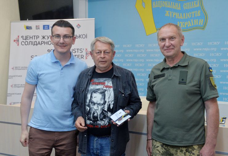 Командувач Об’єднаних сил ЗСУ генерал-лейтенант Сергій Наєв за поданням НСЖУ нагородив українських журналістів військовими відзнаками.
Зокрема, нагрудним знаком «За службу і звитягу» відзначено фотокореспондентів Андрія Нестеренка, Павла Багмута, Яна Доброносова, редакторів місцевих видань Олексія Пасюгу, Олександра Пасічника, Костянтина Григоренка, Світлану Карпенко, Віталія Чорненького, воєнних журналісток Юрію Суркову, Марію Ковальову, співкоординаторку Центру журналістської солідарності Валентину Манжуру, виконавчого директора Академії української преси Андрія Коваленка, голову НСЖУ Сергія Томіленка.
Цією нагородою також відзначено журналістів Сергія Брагу, Олександра Клименка, Анатолія Горлова (посмертно), Олександра Пилипця, Віктора Сороку, Іванну Куровець, Віталія Суддю, Олену Павленко, Сергія Демського, Анастасію Скоблюк, Павла Куща, Лілію Стрілець.
За поданням НСЖУ Подякою Командувача Об’єднаних сил ЗСУ нагороджено Євгена Лопушинського («Вечірній Київ»), Іванну Рудишин (члена НСЖУ, Луцьк), Світлану Ісаченко (Центр журналістської солідарності в Чернівцях), Максима Степанова (прес-центр НСЖУ), Інну Косянчук (газета «Слово», Вишгород), Ольгу Гончар (Кривий Ріг), Ірину Ситнік (Петропавлівка Дніпропетровської області), Ольгу Звонарьову (Запоріжжя), Олега Шверненка (Кропивницький), Людмилу Босик (Рівненська область), Олексія Ковальчука (голову Дніпропетровської облорганізації НСЖУ), Михайла Сороку (голову Київської облорганізації НСЖУ).
Крім того, Подякою Об’єднаних сил ЗСУ нагороджено колективи газет «Урядовий кур’єр» і «Голос України», журналістів Павла Бебу, Олександра Крючкова, Олександра Вертіля, Ольгу Кирилову, Ольгу Вауліну, Олексія Кустовського, Світлану Чорну.
