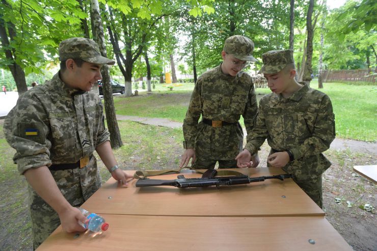 У ліцеї- інтернаті № 23 «Кадетський корпус» імені Володимира Великого відбулась традиційна військово – патріотична гра «Крокуємо до Перемоги».   Витривалість, спритність та вправність демонстрували 8 команд ліцеїстів. 
Діти змагалися у складанні, розкладанні АК, з вогневої підготовки, топографії, наданні першої домедичної допомоги. Також  на швидкість розкладали: польову ватру, намет, складали рюкзак, знешкодили мінне поле, стали вправними зв’язківцями та кінологами. А у фіналі всіх почастувала справжня польова кухня. 
Військово-патріотична гра «Крокуємо до Перемоги» відбулась за участі: військовослужбовців 101 - ї окремої бригади охорони Генерального Штабу  Збройних Сил України; військовослужбовців Національної гвардії України; Сил територіальної оборони; Волонтерського руху «БДЖІЛКИ», товариства Червоного Хреста України, Кінологічної служби поліції. 
