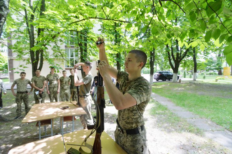 У ліцеї- інтернаті № 23 «Кадетський корпус» імені Володимира Великого відбулась традиційна військово – патріотична гра «Крокуємо до Перемоги».   Витривалість, спритність та вправність демонстрували 8 команд ліцеїстів. 
Діти змагалися у складанні, розкладанні АК, з вогневої підготовки, топографії, наданні першої домедичної допомоги. Також  на швидкість розкладали: польову ватру, намет, складали рюкзак, знешкодили мінне поле, стали вправними зв’язківцями та кінологами. А у фіналі всіх почастувала справжня польова кухня. 
Військово-патріотична гра «Крокуємо до Перемоги» відбулась за участі: військовослужбовців 101 - ї окремої бригади охорони Генерального Штабу  Збройних Сил України; військовослужбовців Національної гвардії України; Сил територіальної оборони; Волонтерського руху «БДЖІЛКИ», товариства Червоного Хреста України, Кінологічної служби поліції. 
