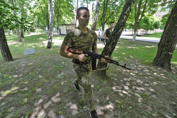 У ліцеї- інтернаті № 23 «Кадетський корпус» імені Володимира Великого відбулась традиційна військово – патріотична гра «Крокуємо до Перемоги».   Витривалість, спритність та вправність демонстрували 8 команд ліцеїстів. 
Діти змагалися у складанні, розкладанні АК, з вогневої підготовки, топографії, наданні першої домедичної допомоги. Також  на швидкість розкладали: польову ватру, намет, складали рюкзак, знешкодили мінне поле, стали вправними зв’язківцями та кінологами. А у фіналі всіх почастувала справжня польова кухня. 
Військово-патріотична гра «Крокуємо до Перемоги» відбулась за участі: військовослужбовців 101 - ї окремої бригади охорони Генерального Штабу  Збройних Сил України; військовослужбовців Національної гвардії України; Сил територіальної оборони; Волонтерського руху «БДЖІЛКИ», товариства Червоного Хреста України, Кінологічної служби поліції. 
