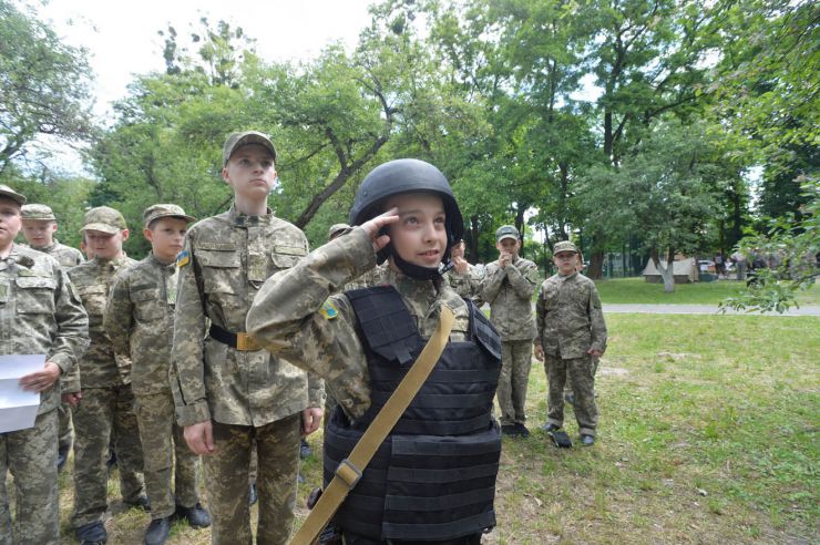У ліцеї- інтернаті № 23 «Кадетський корпус» імені Володимира Великого відбулась традиційна військово – патріотична гра «Крокуємо до Перемоги».   Витривалість, спритність та вправність демонстрували 8 команд ліцеїстів. 
Діти змагалися у складанні, розкладанні АК, з вогневої підготовки, топографії, наданні першої домедичної допомоги. Також  на швидкість розкладали: польову ватру, намет, складали рюкзак, знешкодили мінне поле, стали вправними зв’язківцями та кінологами. А у фіналі всіх почастувала справжня польова кухня. 
Військово-патріотична гра «Крокуємо до Перемоги» відбулась за участі: військовослужбовців 101 - ї окремої бригади охорони Генерального Штабу  Збройних Сил України; військовослужбовців Національної гвардії України; Сил територіальної оборони; Волонтерського руху «БДЖІЛКИ», товариства Червоного Хреста України, Кінологічної служби поліції. 
