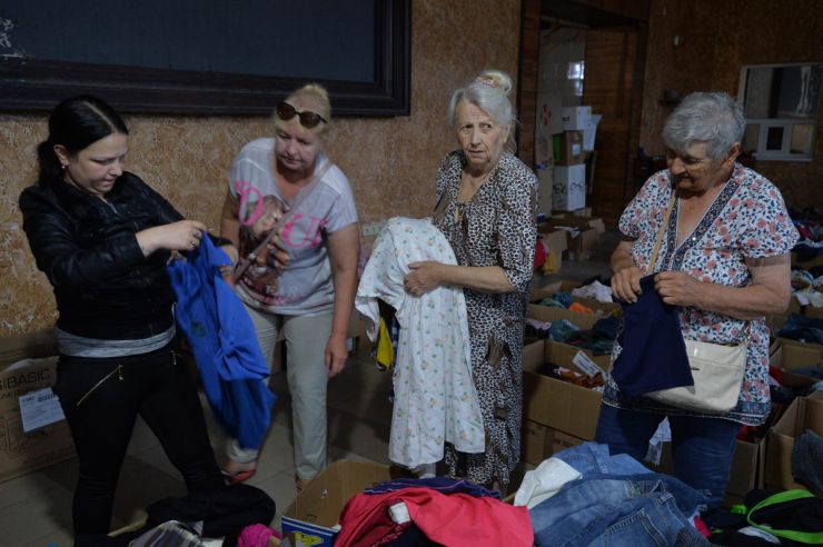 На Херсонщині сьомий день триває ліквідація наслідків і евакуація населення після підриву росіянами Каховської ГЕС 6 червня. Вода поступово відступає. Не відступає вогонь. Окупанти обстрілюють Херсон з артилерійських знарядь, прекрасно розуміючи, що в місті триває операція з порятунку та евакуації людей із затоплених районів міста. Волонтери, рятувальники і пожежники працюють на грані сил і можливостей. Частина Херсону залишається знеструмленою і без газопостачання. Регіони України та волонтерські організації продовжують передавати мешканцям Херсонщини гуманітарну допомогу. Попри всю жахливість ситуації місцеві мешканці не втрачають надію і почуття гумору. У Херсоні бачили чоловіка, який у ластах та гідрокостюмі плавав серед затоплених будинків. Люди які постраждали від затоплення, отримують гуманітарну допомогу.